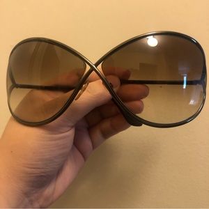 Tom Ford sunglasses comes with velvety case